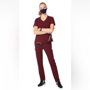 FIGS ABURI v-neck top and YOLA skinny scrub pant set burgundy XS, XS PETITE